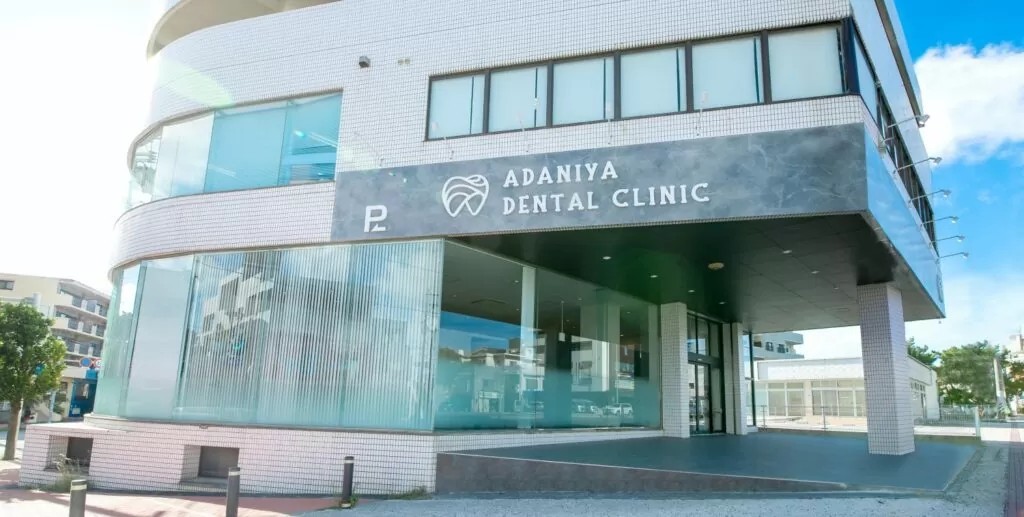 ①クリニック外観　②受付・待合室　③診療室