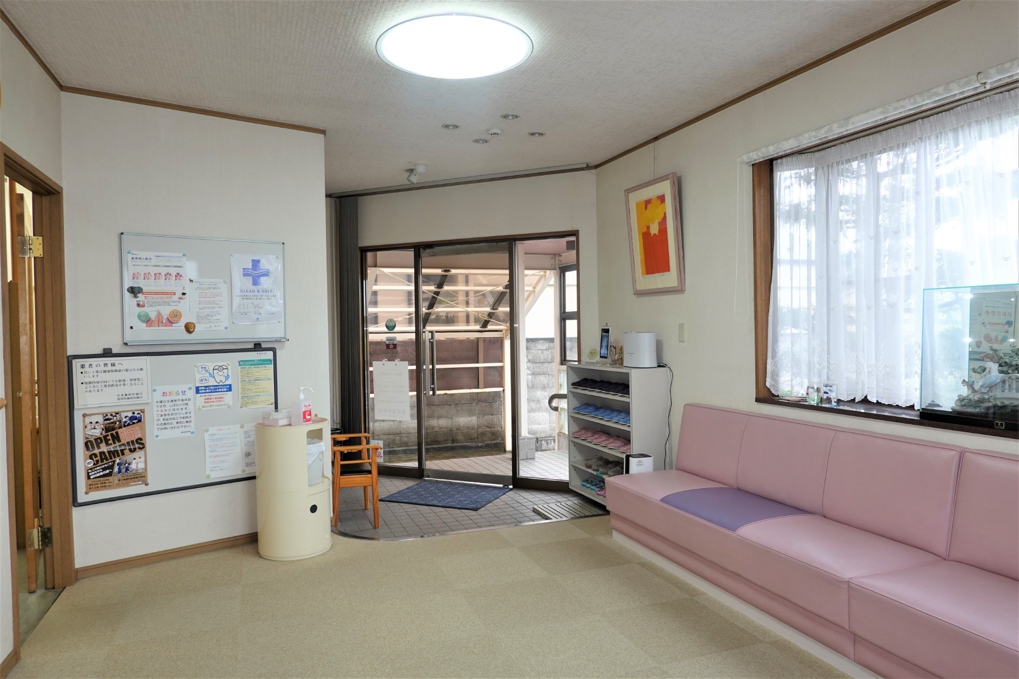外観だけでなくソファにもピンクを取り入れています