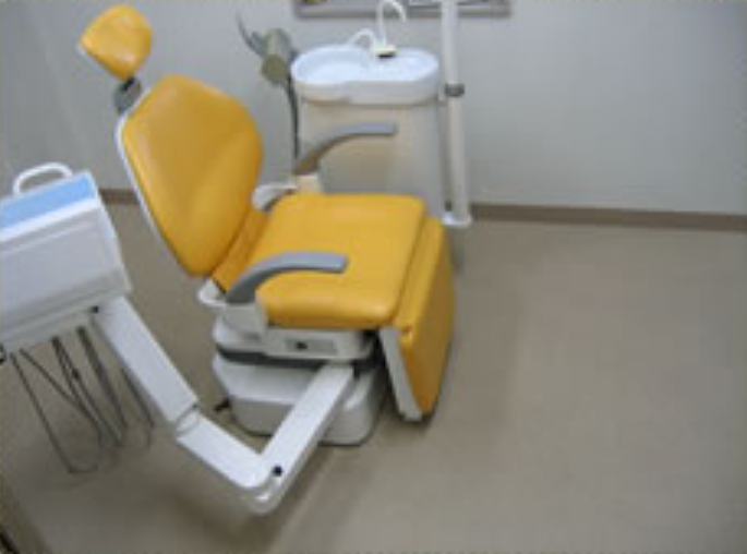 ①クリニック外観　②受付　③車椅子対応の診察室