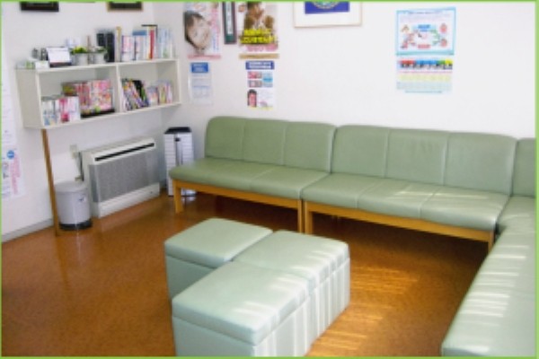 ①外観②待合室③診療室