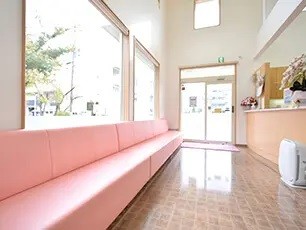 【宮城野原駅より車で約10分】地域に寄り添い技工士との連携で理想の口元を叶える「カネカ歯科医院」