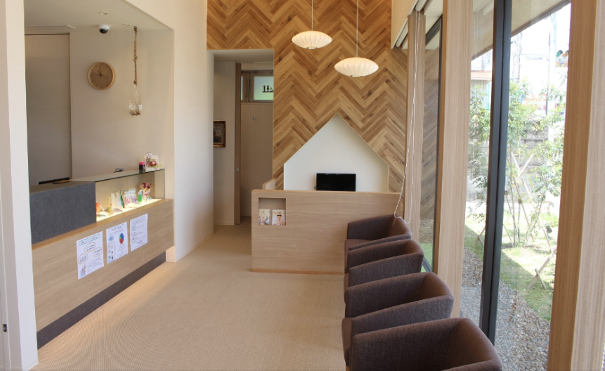 ①クリニック外観　②受付・待合室　③キッズスペース