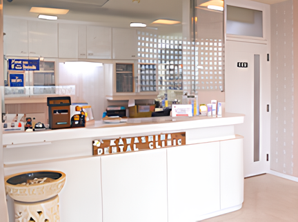 ①外観　②待合室　③診療室