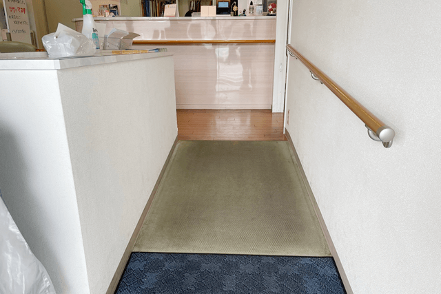 入り口にはスロープと手すりがあるため、車イスの方もご安心ください