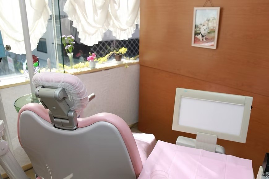①外観②待合室③診療室