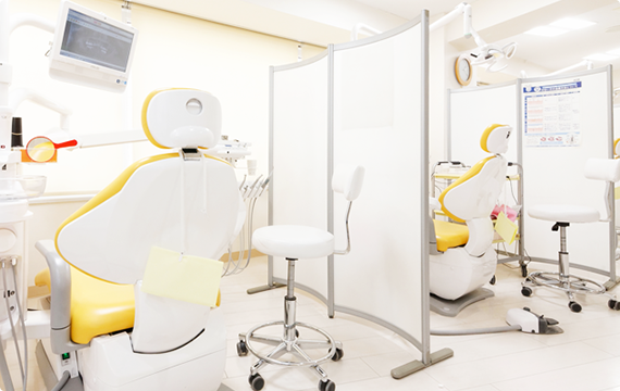 ①診療室②診療ユニット③外観案内（中央の黒いビル）