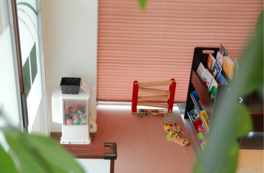 ①クリニック外観②受付③キッズスペース