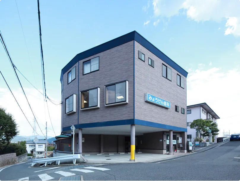 ①歯科医院外観②入口③診療室