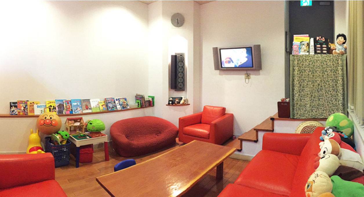 ①クリニック外観②待合室③受付