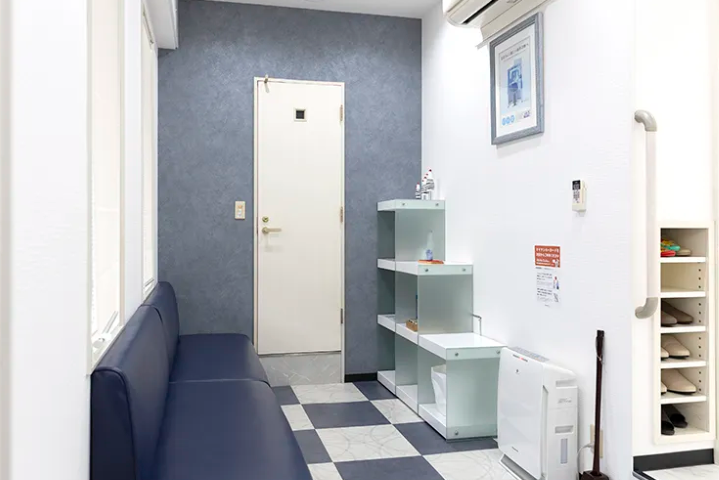 ①外観②受付③待合室