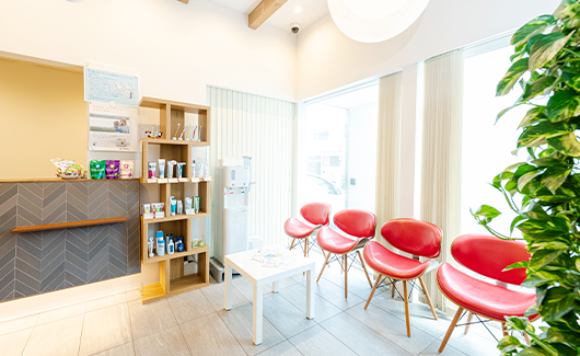 ①クリニック外観②待合室③診療チェア