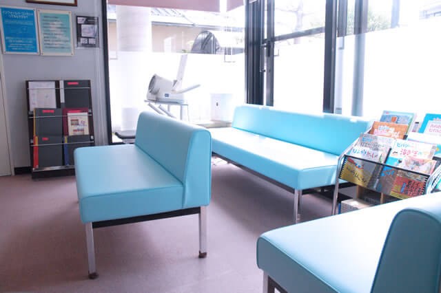 ①医院外観②受付③待合室