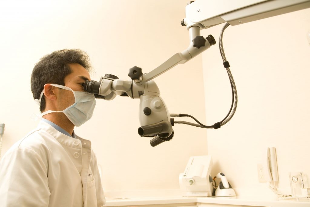 マイクロスコープを用いて精度の高い治療を行っています