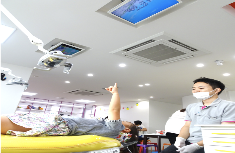 天井のモニターで楽しい治療時間を