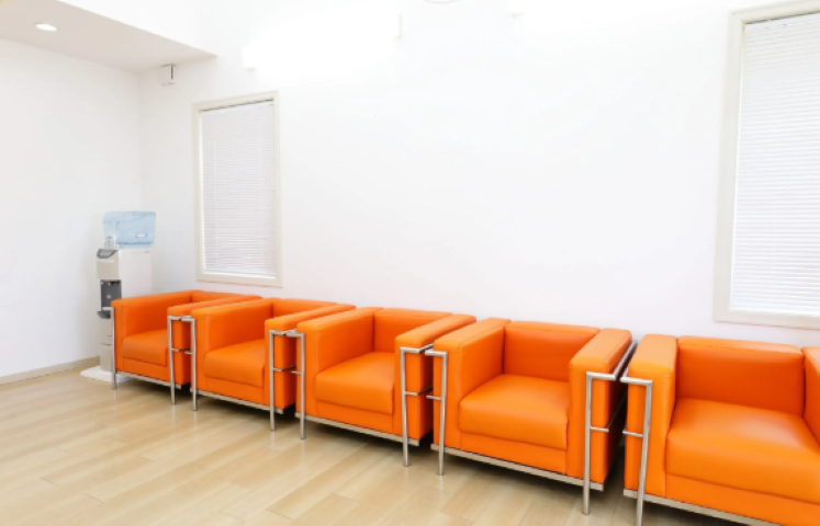 ①外観②受付③待合室