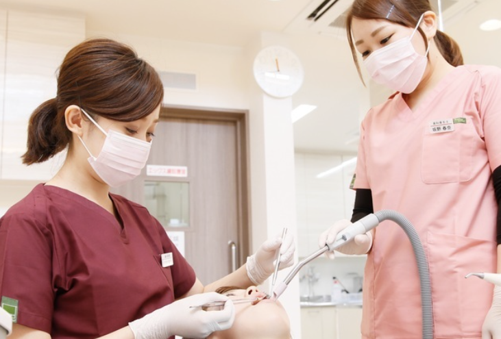 なるべく削らないむし歯治療の様子