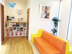 “オレンジの先生”がこどもに寄り添いながら行うやさしい診療