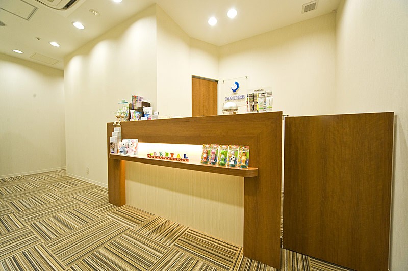 ①医院入口②受付③待合室