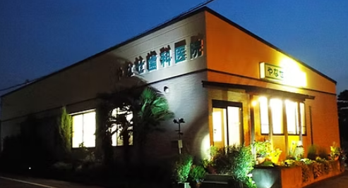 ①クリニック外観　②待合室　③受付