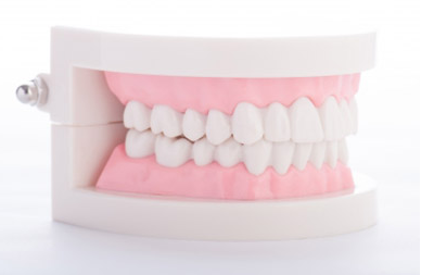 気になる症状があれば、早めに歯科医院での診察を受けることをおすすめします。