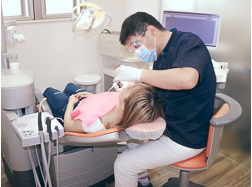 院長の秋本 晴彦