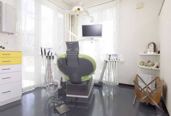 出典：①クリニック外観②待合室③診療チェア
