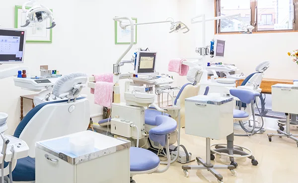 ①入口②診療室③診療風景