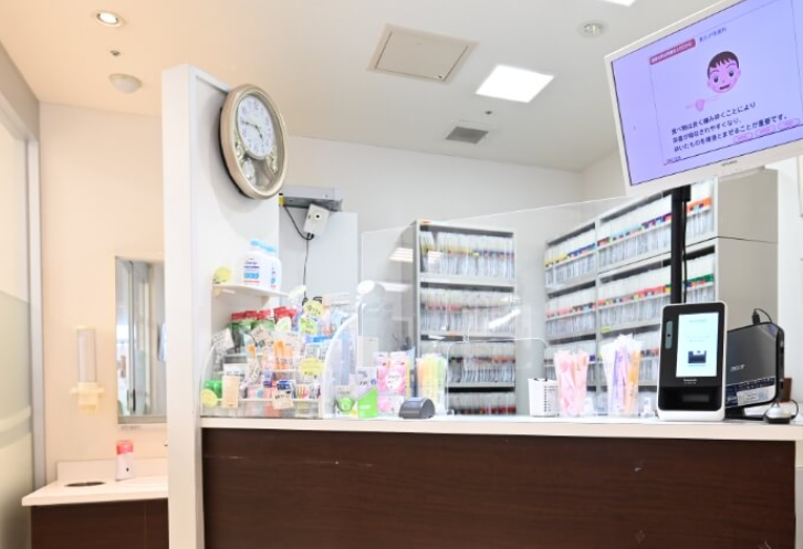 ①クリニック外観②受付③診療室