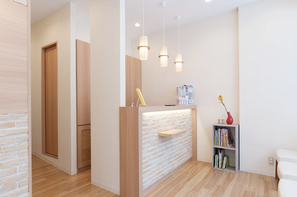 ①クリニック外観②受付③診療チェア