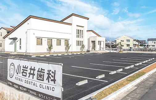 ①クリニック外観②診療室③キッズスペース