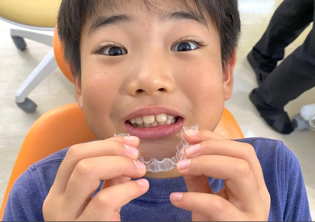 お子様の矯正には、主にプレート矯正もしくはマウスピースが用いられます
