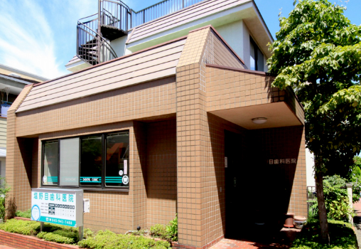 ①外観　②受付　③治療フロア