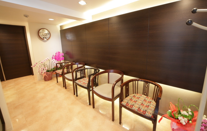 ①クリニック外観②受付③待合室