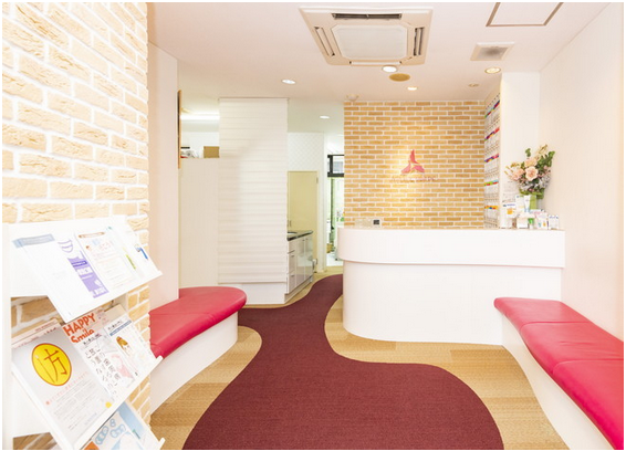 ①クリニック外観②受付③診療チェア