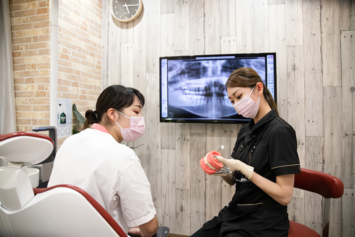 銀歯は審美性が悪いだけでなく、虫歯や金属アレルギーを引き起こす可能性もあります