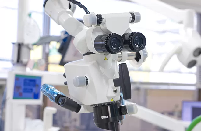 マイクロスコープで目視しながら行う精密な処置