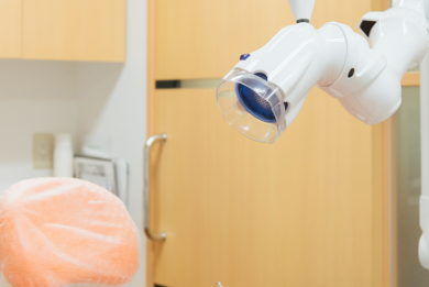 削りかすや細菌などをその場で吸引する口腔外バキューム