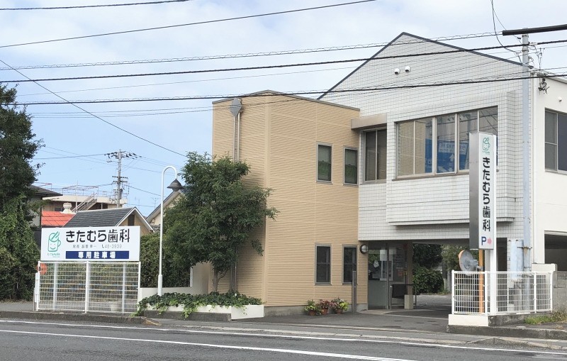 ①医院外観②エレベーターホール③診察室