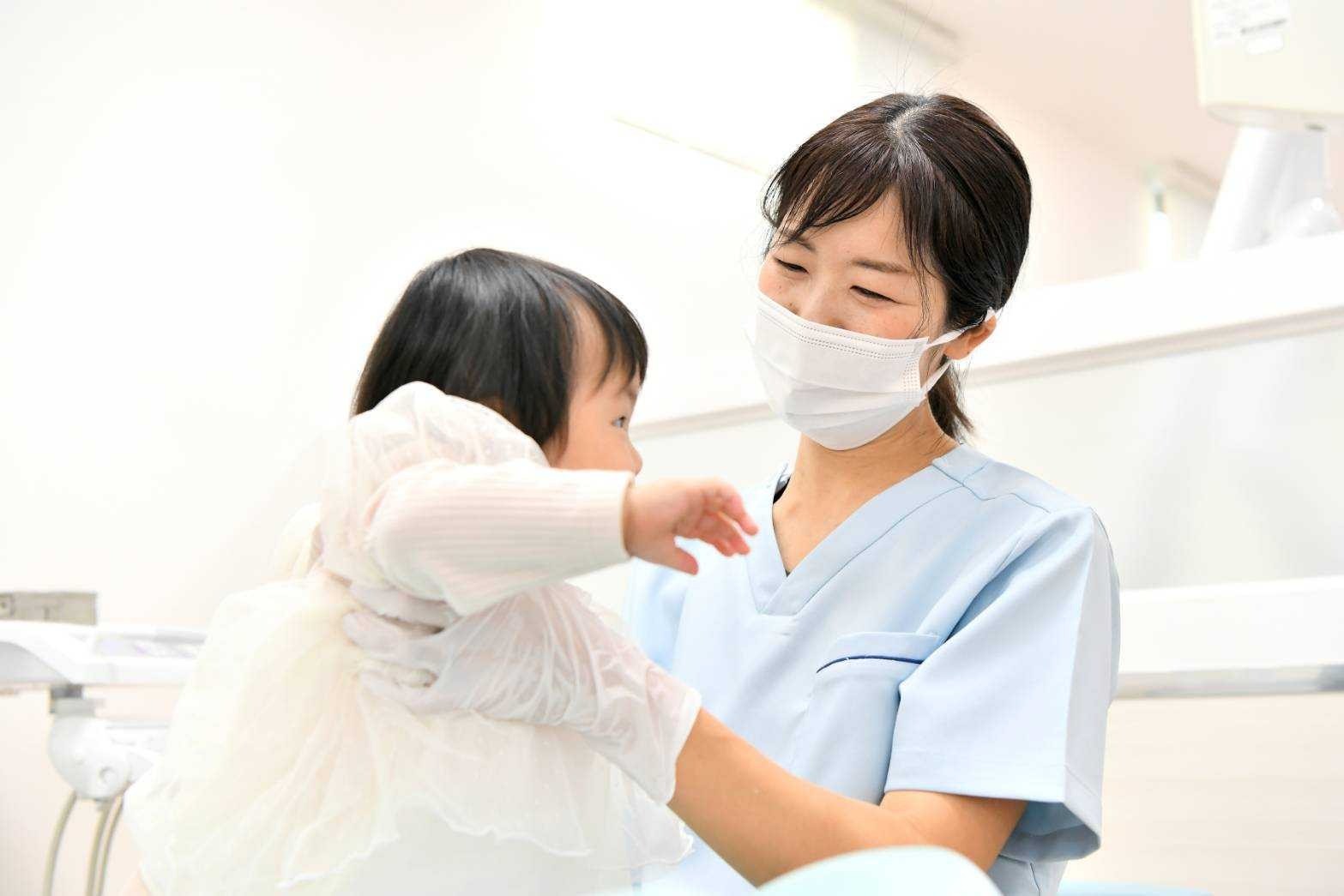 できる限り音の出る機械を使わず、手用器具を用いた治療を行い、お子様の負担軽減を心がけています。