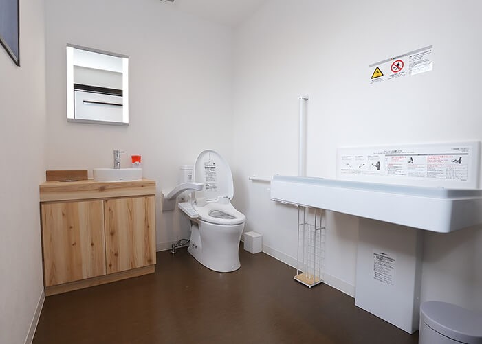 車イスのまま入れる多機能トイレです