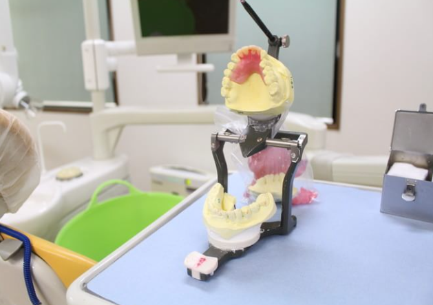 自由診療と保険診療の両方に対応していますが、自由診療ではより高品質な素材や技術を使用することができ、患者様のご希望により近い入れ歯を作ることができます。