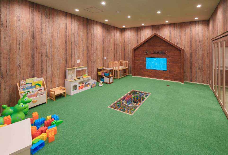 お子様が通いやすい環境を整え、託児サービスやキッズスペースを完備しています