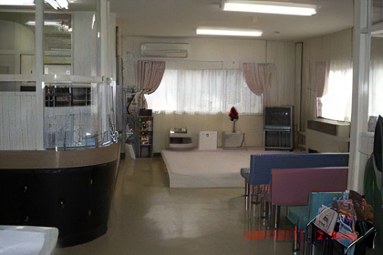 ①クリニック外観②待合室③診療室