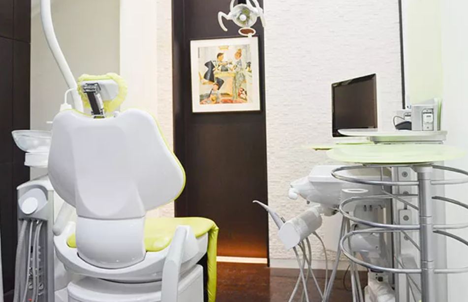 ①外観②待合スペース③治療室