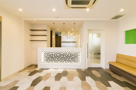 ①外観②受付③診療室