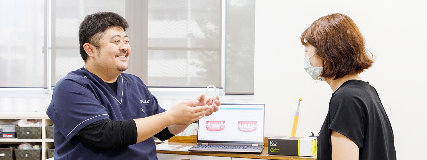 透明なマウスピースで前歯の歯並びを整えています