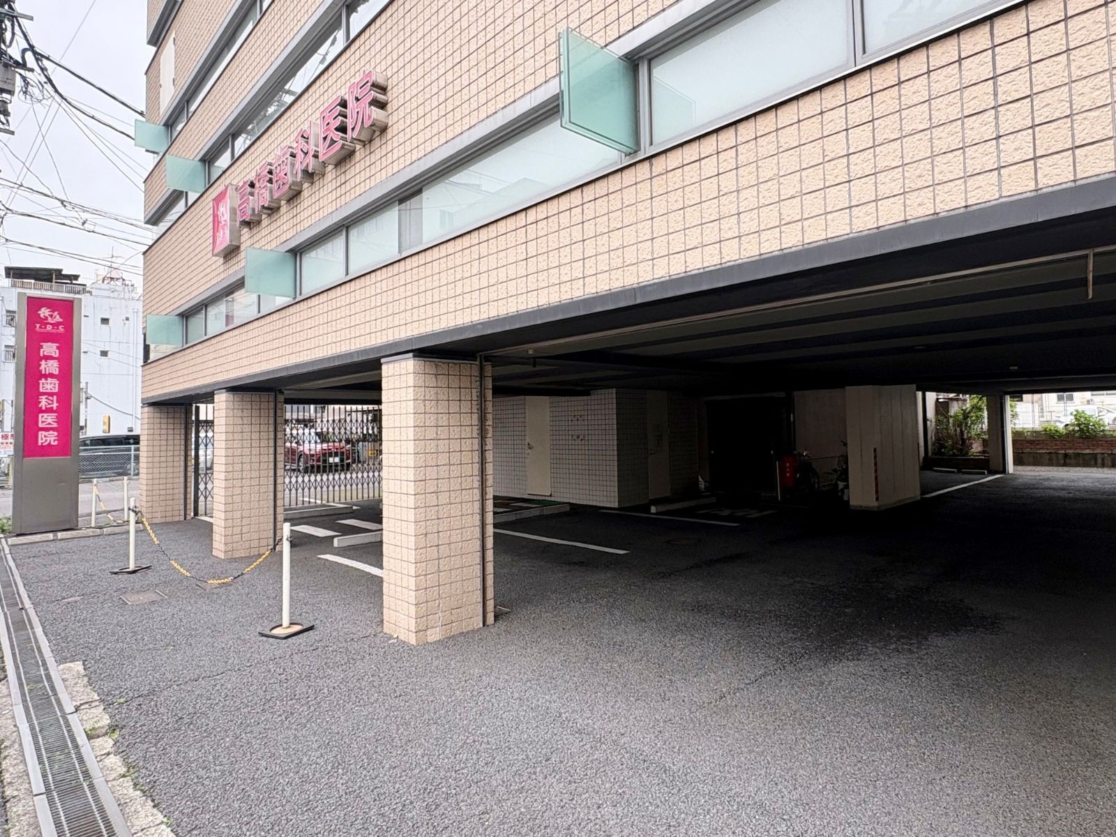①外観・エントランス ②駐車場 ③待合室