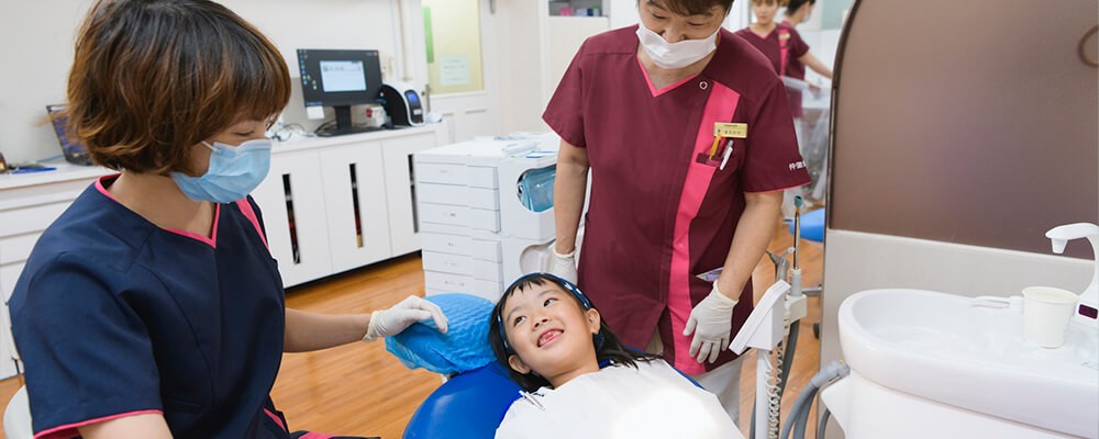 お子様が笑顔で通える環境づくりを大切にし、保護者の方と一緒に健やかなお口の成長を支えています。