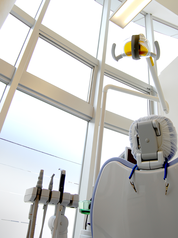 虫歯や歯周病の治療、歯の補綴などを行います