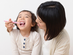 お子様一人ひとりの成長や生活習慣に合わせたサポートを行い、歯の痛みを知らずに過ごせる状態を目指しています。